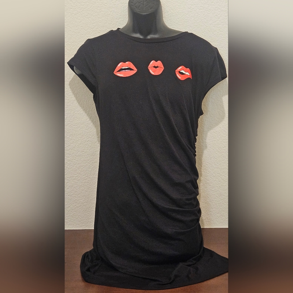 Chic Black Tee with Red Lip Accents